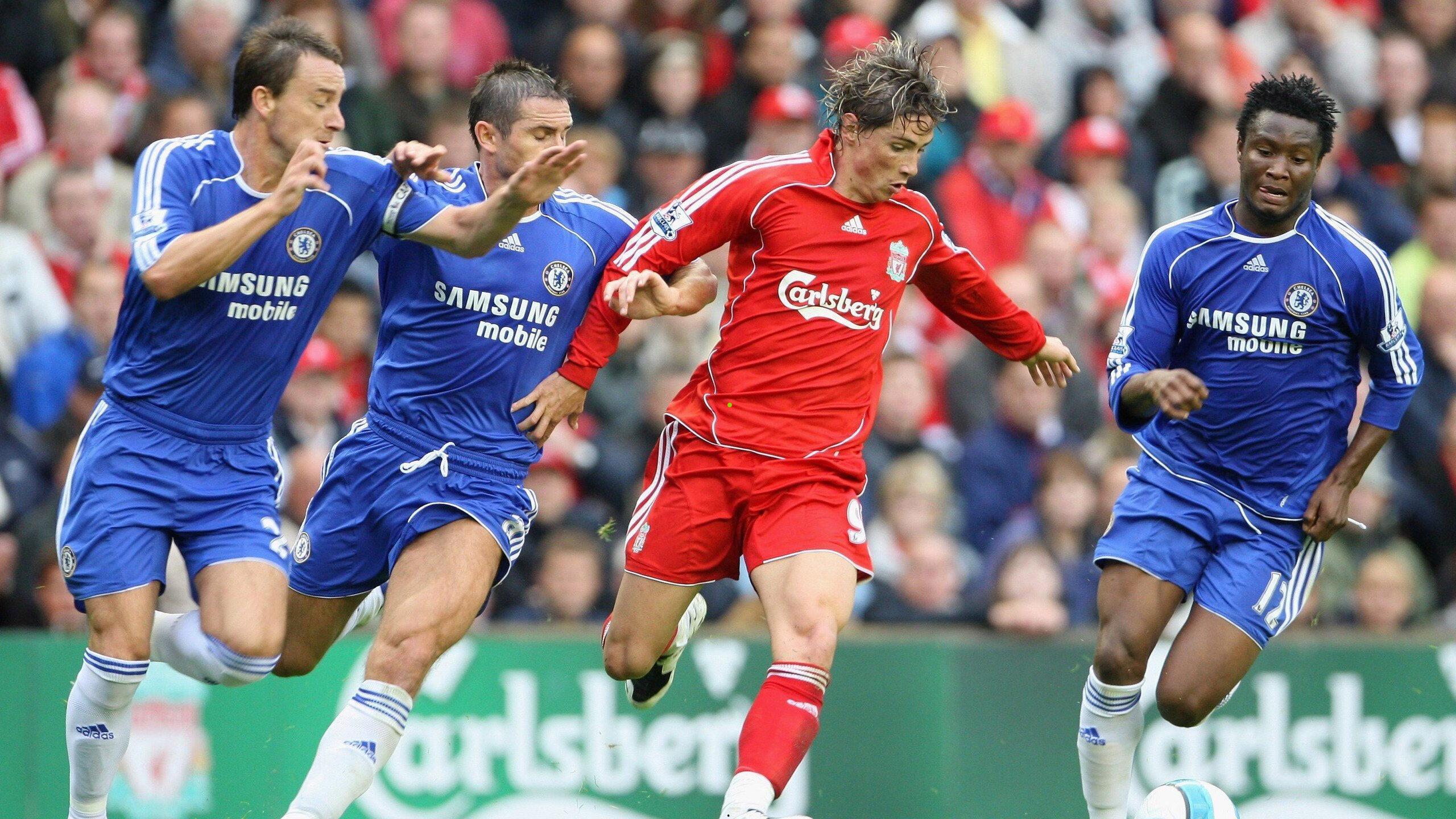  爱游戏体育_阿兰轰出世界波却难逃换下命运，奥古摸头安慰成赛场温情瞬间